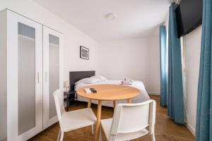 a room with a table and chairs and a bed at High Five - Chambre Calme Sur Les Ramblas in Toulouse