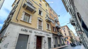 ein gelbes Gebäude am Straßenrand in der Unterkunft Sapri 29, Terre Marine in La Spezia