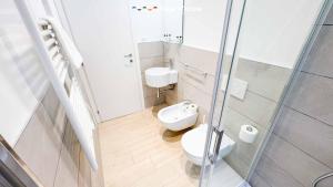 ein Badezimmer mit Toilette und Glasdusche in der Unterkunft Sapri 29, Terre Marine in La Spezia