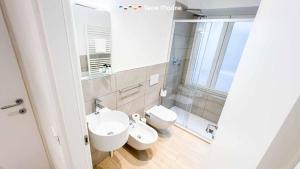 ein Badezimmer mit zwei Toiletten und einem Waschbecken in der Unterkunft Sapri 29, Terre Marine in La Spezia