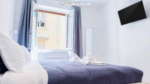 ein Schlafzimmer mit einem Bett und einem Fenster mit Schuhen darauf in der Unterkunft Sapri 29, Terre Marine in La Spezia + 24 Fotos