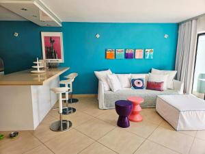 a living room with a couch and a blue wall at Apartment Monte Del Moro in San Agustin