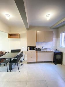 a kitchen and dining room with a table and chairs at Casa da Simonia in Foz do Iguaçu