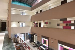 an overhead view of a hospital lobby at Hotel Express Airoli in Navi Mumbai