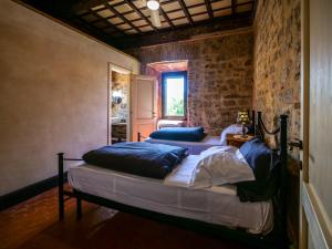 two beds in a room with a window at Red Palazzo Fossanova in Priverno