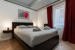 a bedroom with a bed with red curtains and a window at Le Carré D'Or - Chambre Calme En Hypercentre in Toulouse