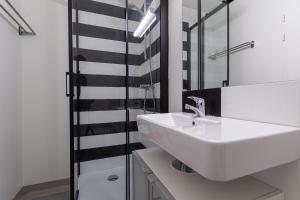 a bathroom with a white sink and a mirror at Le Carré D'Or - Chambre Calme En Hypercentre in Toulouse