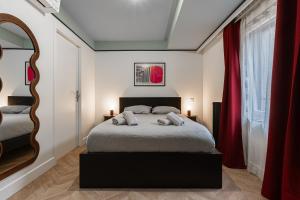a bedroom with a bed and a large mirror at Le Carré D'Or - Chambre Calme En Hypercentre in Toulouse