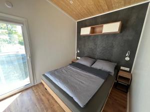 a small bedroom with a bed and a window at Ferienhaus am See in Körba in Lebusa