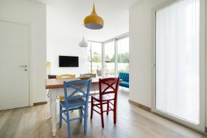 a kitchen with two chairs and a table in a room at Borgo Dei Cedri in Bari