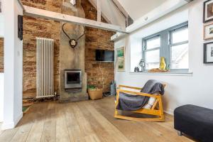 a living room with a brick wall at Creewood - Elie in Elie