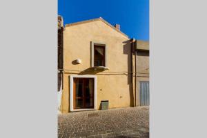 サンタンティーオコにあるAuthentic Sardinian Homeの石畳の道に腰掛けた建物