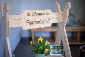 a wooden cross with a flower in a pot at Ferienwohnung Spreewaldglück in Burg