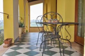 a table with glasses on it on a checkered floor at Il Glicine in Làconi