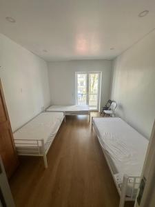 a room with two beds and a window at CASCAIS.IO in Cascais