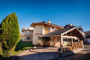 a large house with a pavilion in a yard at Hotel Cabanas Alto Da Serra in Canela