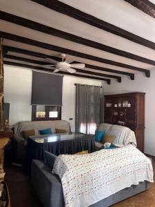a living room with a couch and a ceiling fan at Chalet vacacional con piscina privada in Arriate +24 photos