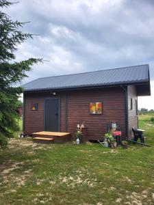 a small cabin with a porch and a door at Domki u Sołtysa in Ciechocinek