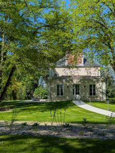 an old stone house on a green lawn at Chambres au vert - Proche aéroport et Nantes in Saint-Aignan-Grand-Lieu
