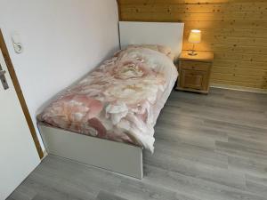 a bedroom with a bed with flowers on it at Schicke Ferien- und Monteurswohnung 53 qm Philippsburg in Philippsburg