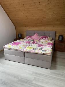a bed sitting in a room with at Schicke Ferien- und Monteurswohnung 53 qm Philippsburg in Philippsburg