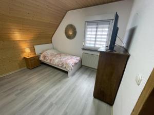 a room with a bed and a television in a room at Schicke Ferien- und Monteurswohnung 53 qm Philippsburg in Philippsburg