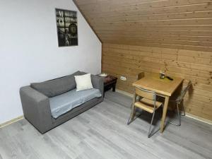 a living room with a couch and a table at Schicke Ferien- und Monteurswohnung 53 qm Philippsburg in Philippsburg