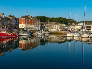 a group of boats are docked in a harbor at 2 Bed in Wadebridge oc-83130 in Little Petherick