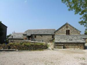 an old stone house with a stone wall at 2 Bed in Bude oc-coryw in Morwenstow