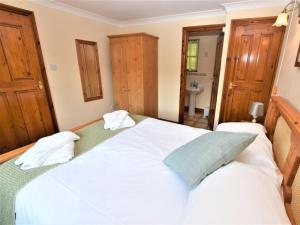 a bedroom with a large white bed in a room at 1 Bed in Liskeard oc-nutha in Warleggan