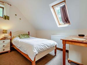 a bedroom with a bed and a desk and a window at 3 Bed in Launceston oc-oldoa in North Hill