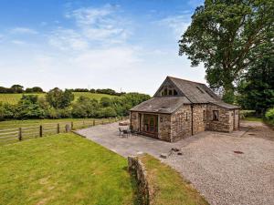 a small stone building in a field next to a fence at 3 Bed in Launceston oc-oldoa in North Hill