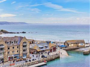 a group of buildings on a pier next to the ocean at 2 Bed in Looe oc-82537 in Looe