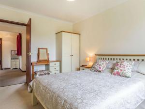 a bedroom with a bed and a dresser and a mirror at 2 Bed in Falmouth oc-tvean in Constantine