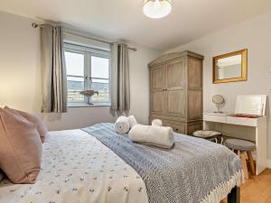 a bedroom with a bed with towels on it at 3 Bed in St. Columb oc-43079 in Saint Columb Major