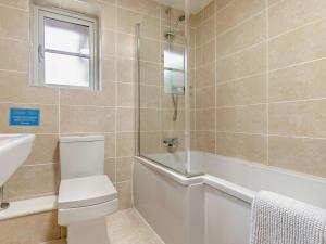 a bathroom with a toilet and a tub and a sink at 3 Bed in St. Columb oc-43079 in Saint Columb Major +15 photos