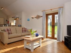 a living room with a couch and a table at 2 Bed in Bude oc-coryb in Morwenstow