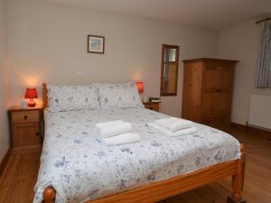 a bedroom with a bed with two towels on it at 2 Bed in Bude oc-coryb in Morwenstow