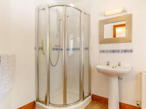 a bathroom with a shower and a sink at 2 Bed in Bodmin oc-chest in Lanlivery +12 photos