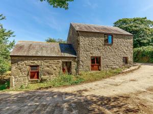 an old stone house on a dirt road at 2 Bed in Bodmin oc-chest in Lanlivery