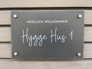 a sign that says hype hugs on a wall at Hygge Hus 1 in Timmendorfer Strand