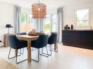 a dining room with a table and chairs at Hygge Hus 1 in Timmendorfer Strand