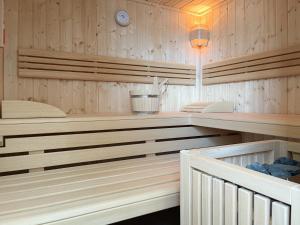 a sauna with wood paneled walls and a counter at Hygge Hus 1 in Timmendorfer Strand