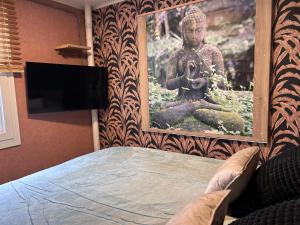 a bedroom with a picture of a statue on the wall at Vinkenland in Koningslust