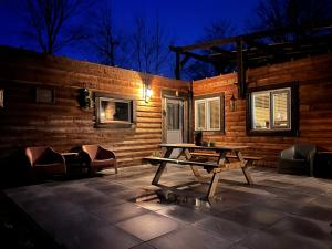 a picnic table on a patio at night at Vinkenland in Koningslust