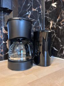 a coffee maker and a blender on a counter at Vinkenland in Koningslust