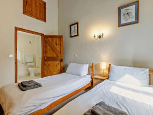 two twin beds in a room with a bathroom at 4 Bed in Bude oc-corys in Morwenstow