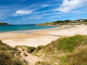 a sandy beach with the ocean in the background at 1 Bed in Wadebridge oc-42756 in Wadebridge +3 photos