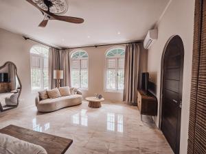 a living room with a couch and a tv at Coconuts Tropical Boutique Hotel Curaçao in Willemstad