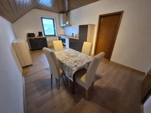 a dining room table and chairs in a kitchen at Ferienwohnung Marx in Konz